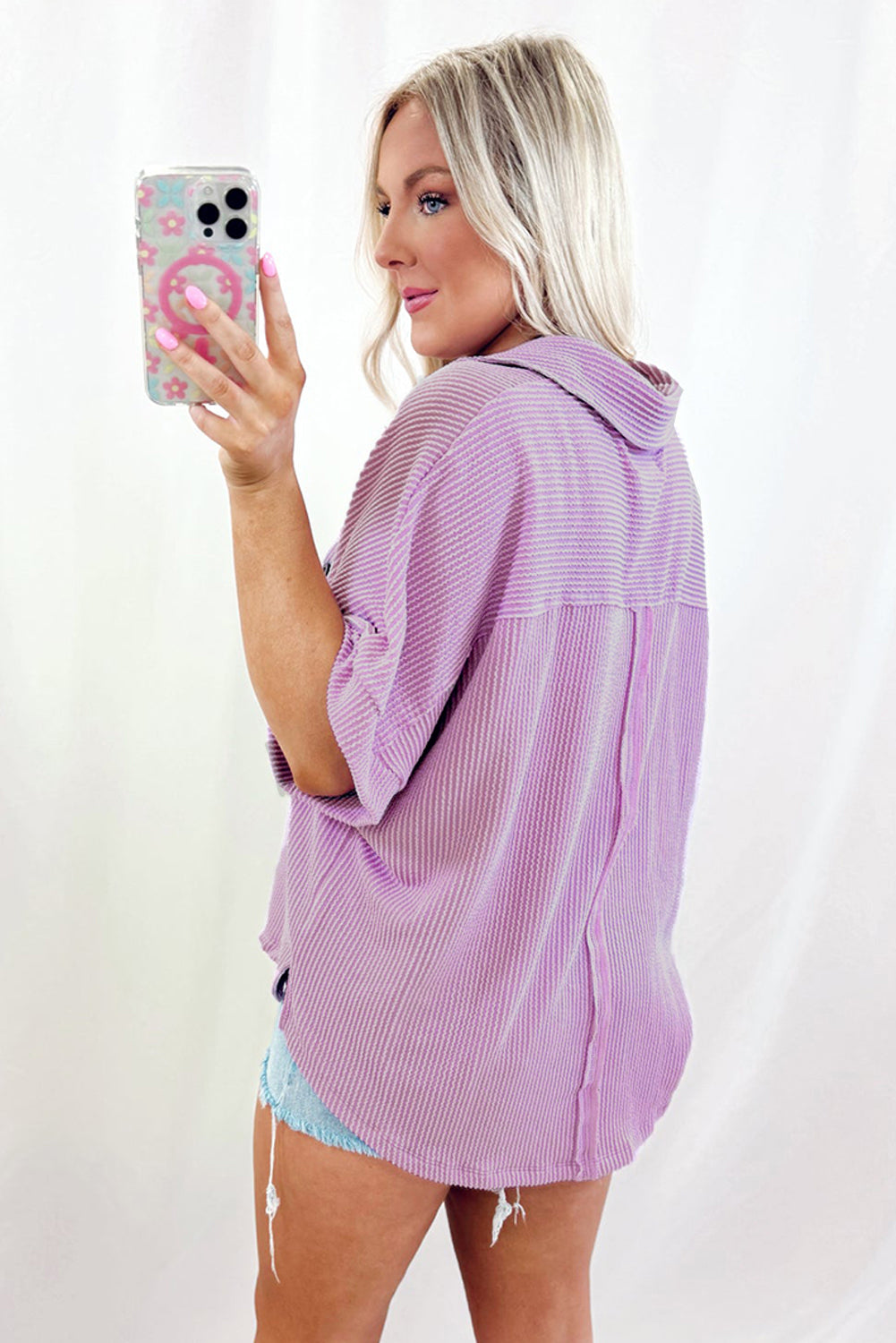 Blusa abotonada con cuello y bolsillo con solapa y cordón en forma de ramo de orquídeas