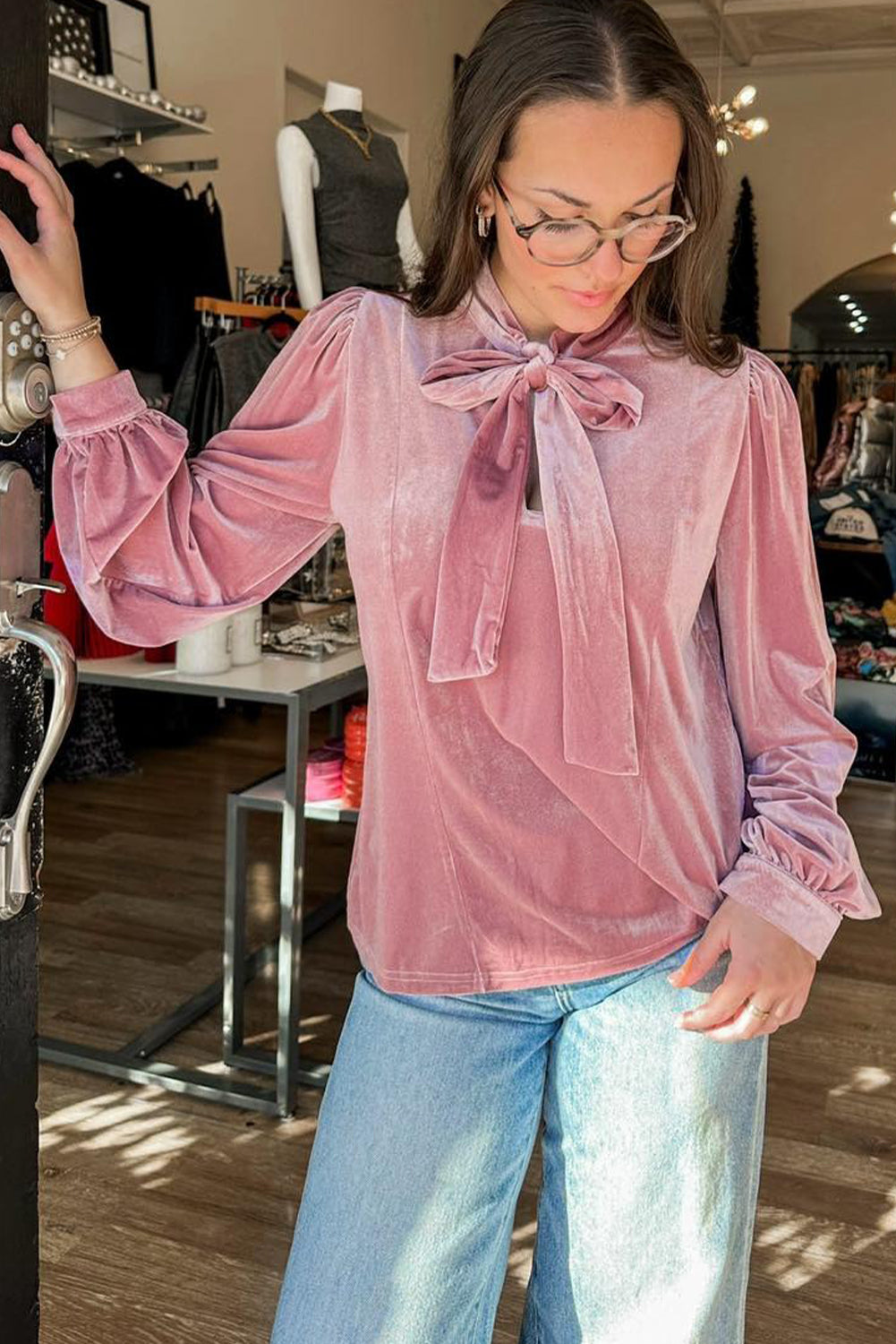 Blusa de terciopelo fucsia con cuello alto y mangas largas