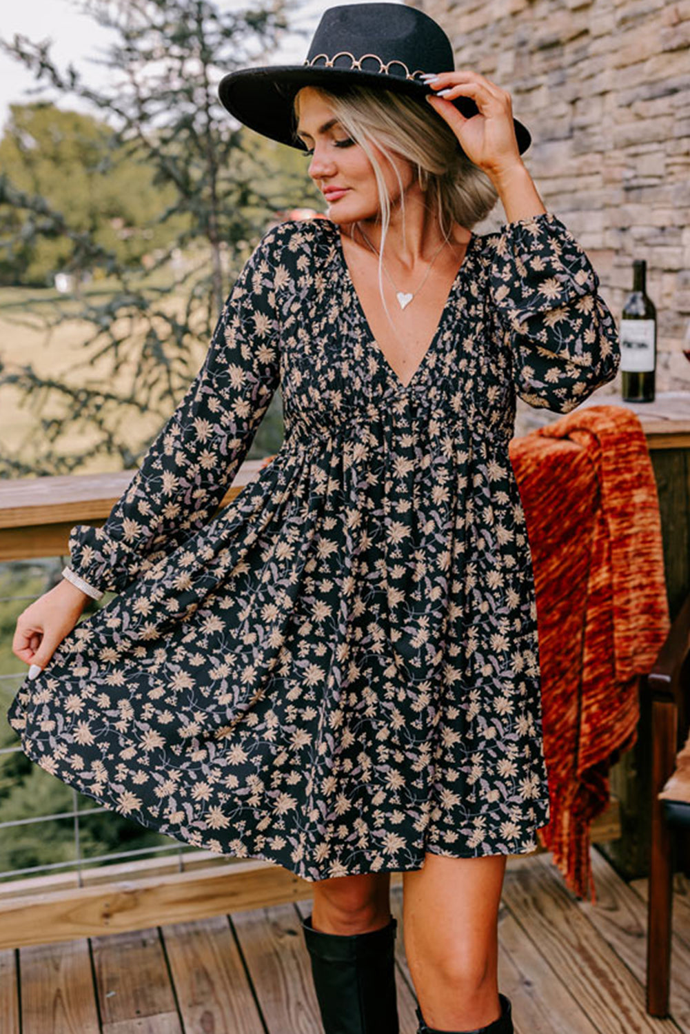 Vestido babydoll negro con cuello en V, mangas abullonadas y estampado floral