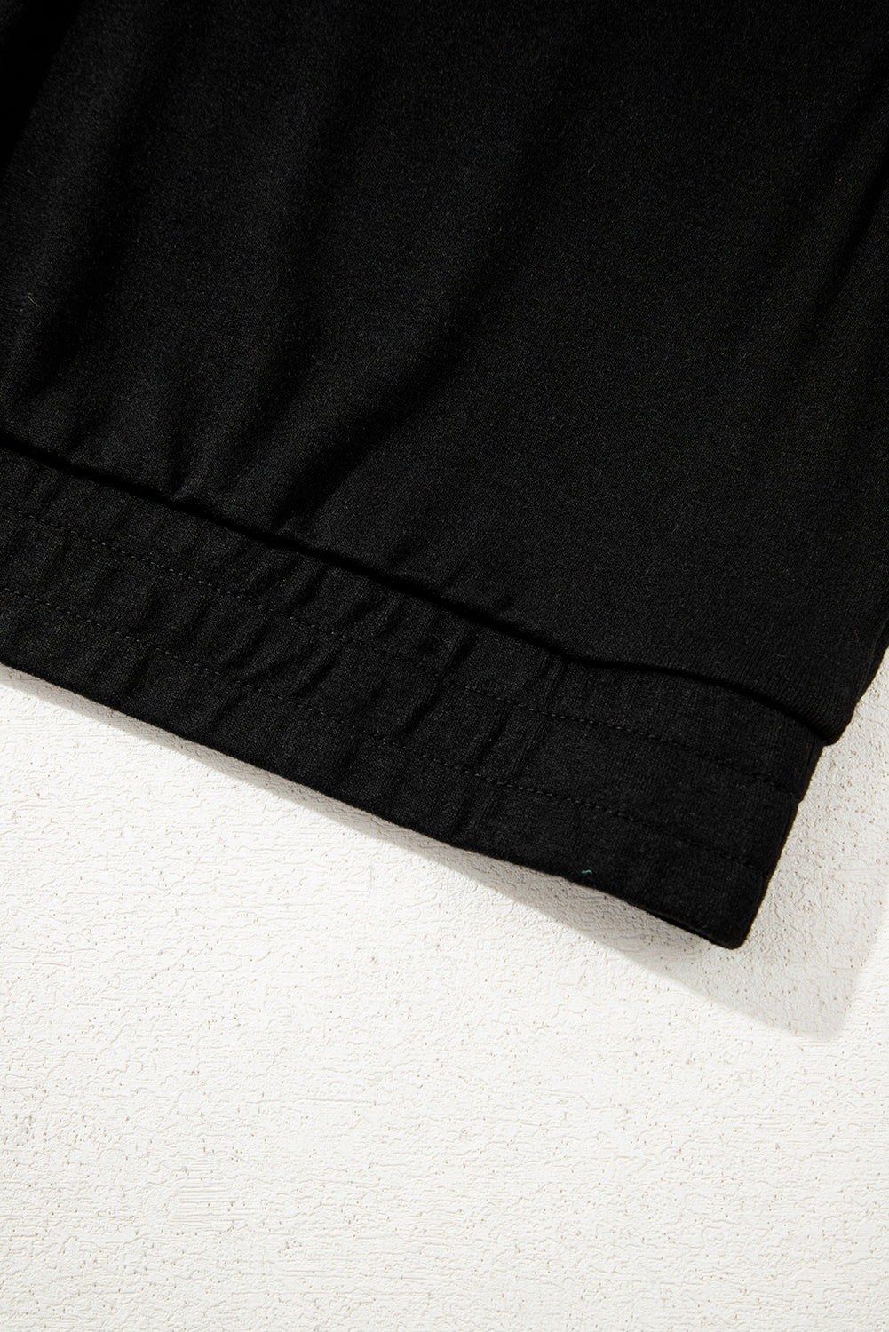 Conjunto de pijama de 3 piezas con camiseta sin mangas corta con dobladillo fruncido negro, pantalones cortos holgados y cárdigan