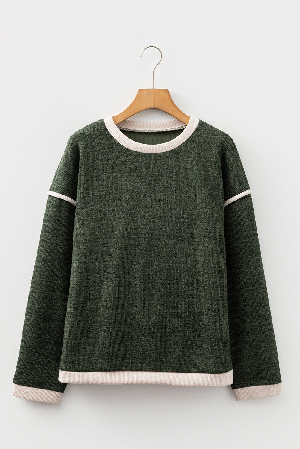 Top holgado de punto con hombros caídos y ribete de color en contraste de trébol de cuatro hojas