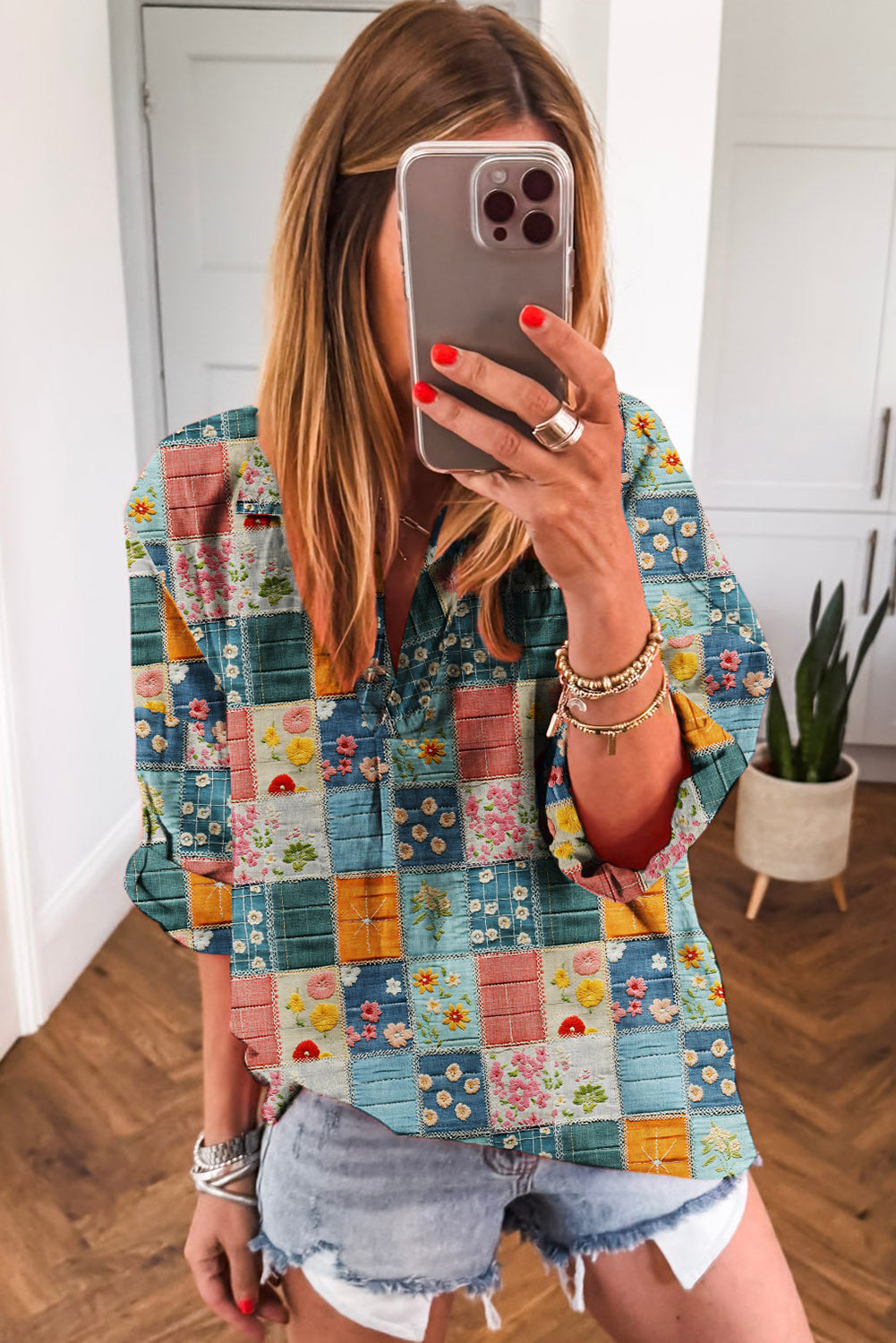 Chemisier à col en V et patchwork floral bleu ciel