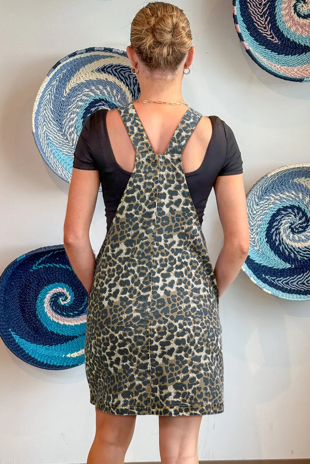 Vestido vaquero holgado con bolsillos y estampado de leopardo gris