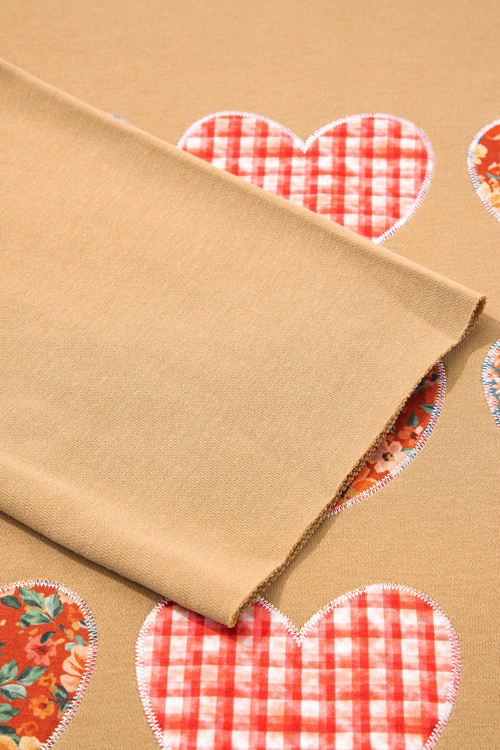 Sudadera con lavado mineral, costuras expuestas y estampado floral en forma de corazón, color amarillo paja