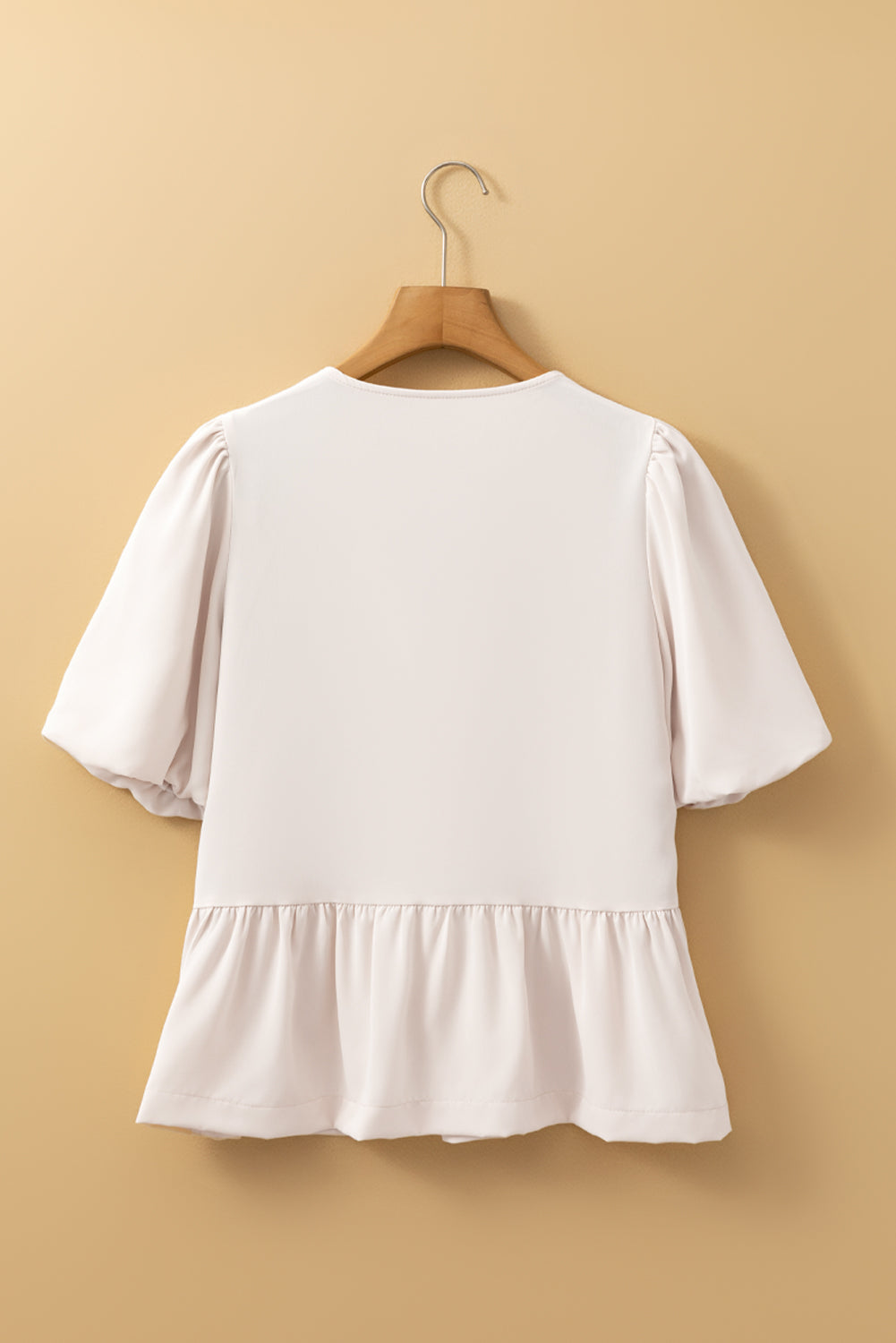 Blusa peplum con mangas abullonadas y lazo blanco dulce