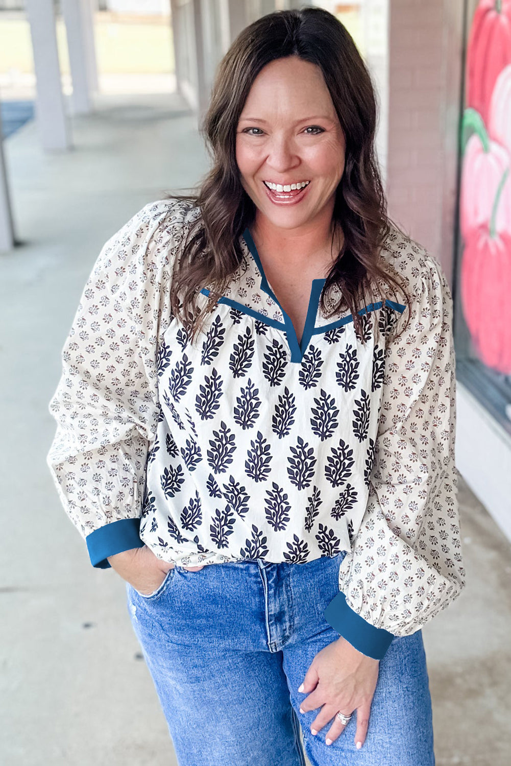 Blouse blanche grande taille à imprimé floral bohème, finitions contrastées, col fendu, manches bouffantes et patchwork, col montant.