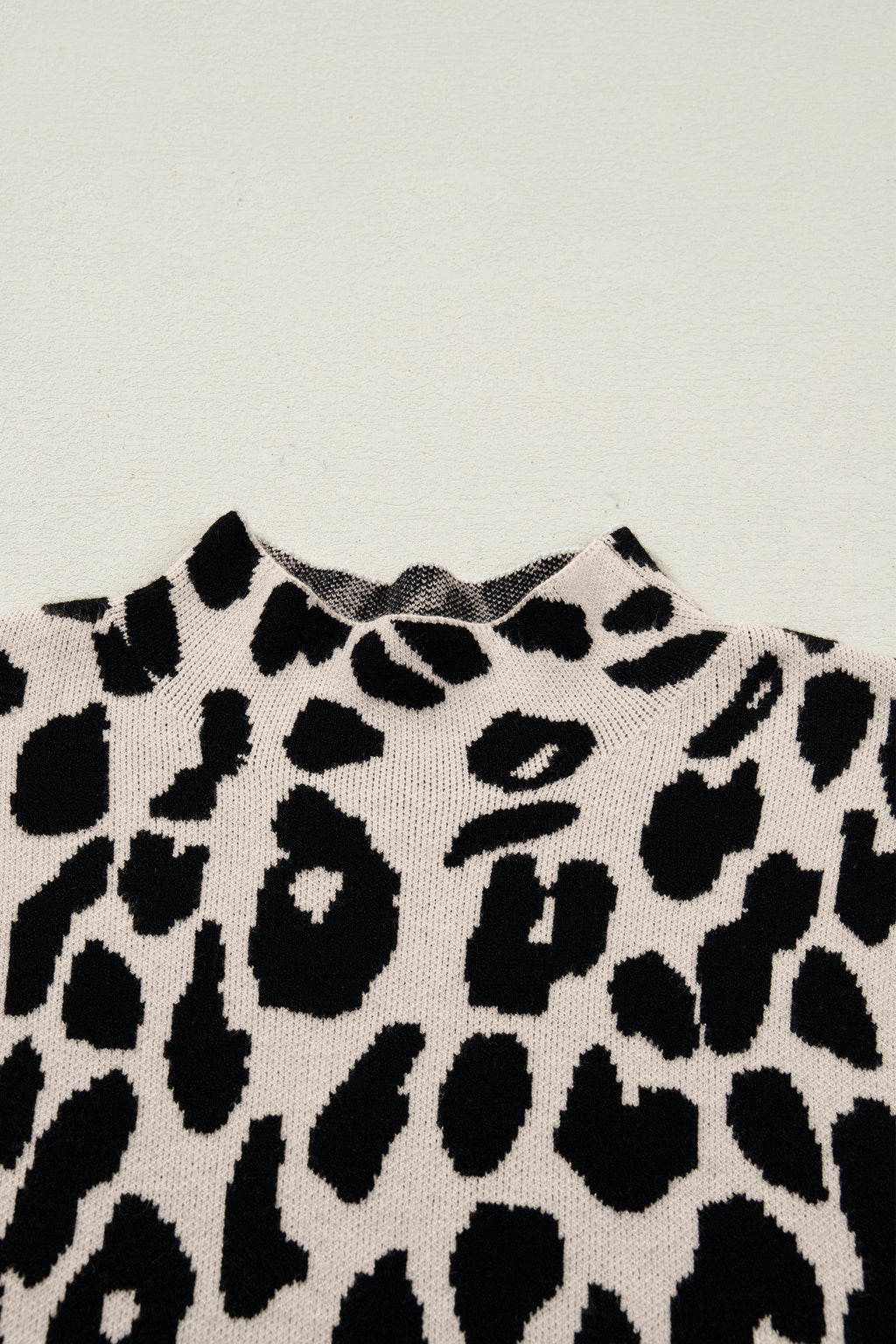Pull à manches courtes et col montant imprimé léopard noir