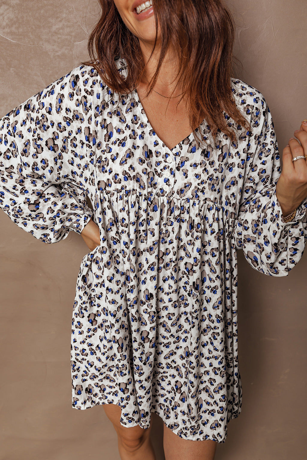 Robe mini à manches longues, col en V et boutons multicolores imprimé léopard