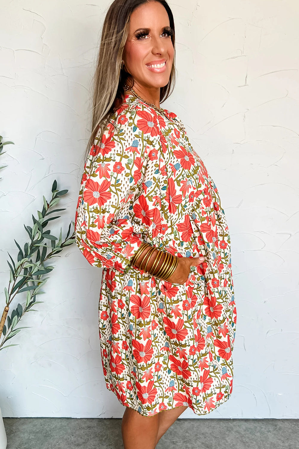 Vestido mini holgado con cuello en V, mangas 3/4 y ribete de ribete floral rojo