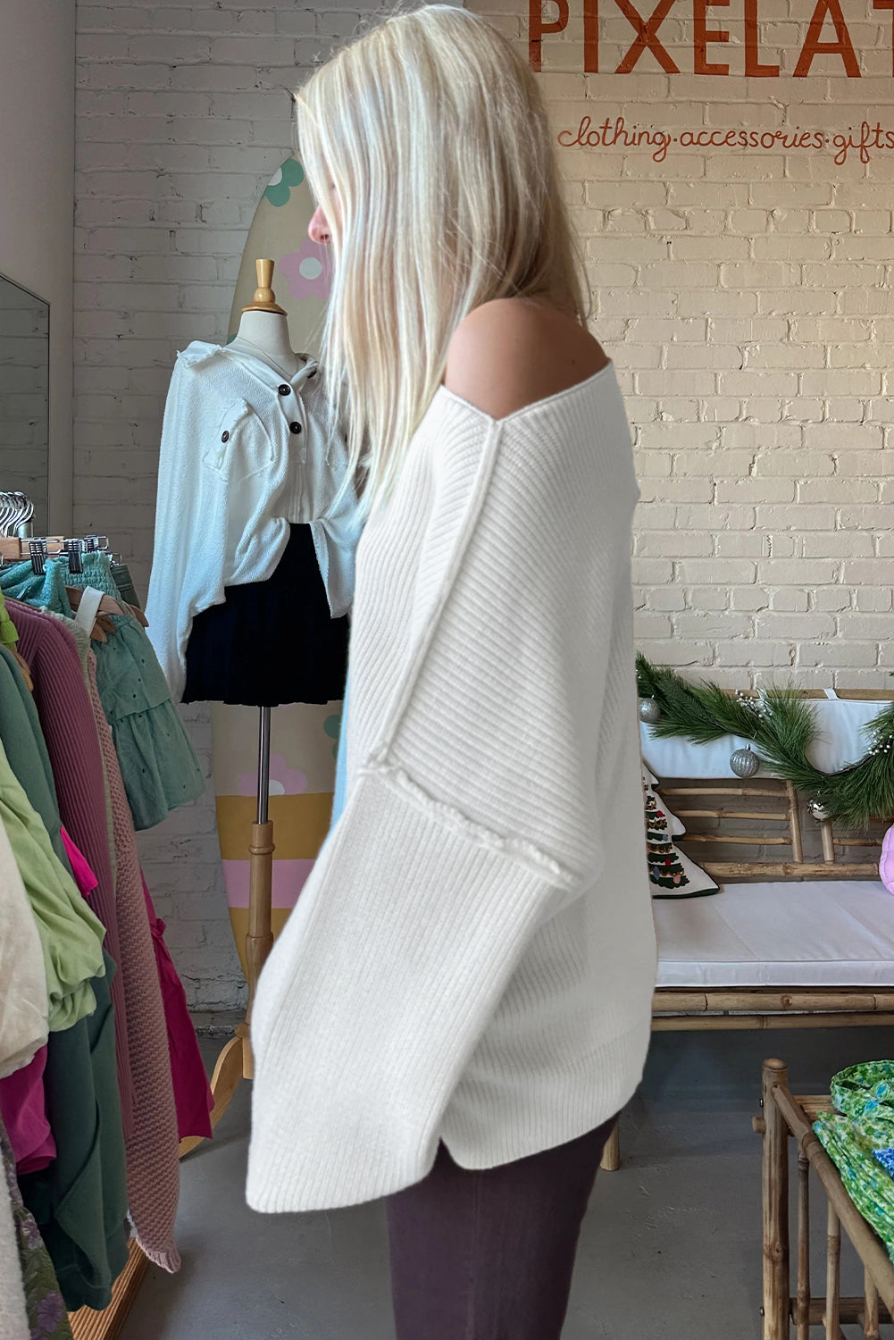 Pull blanc ample à col asymétrique et épaules tombantes