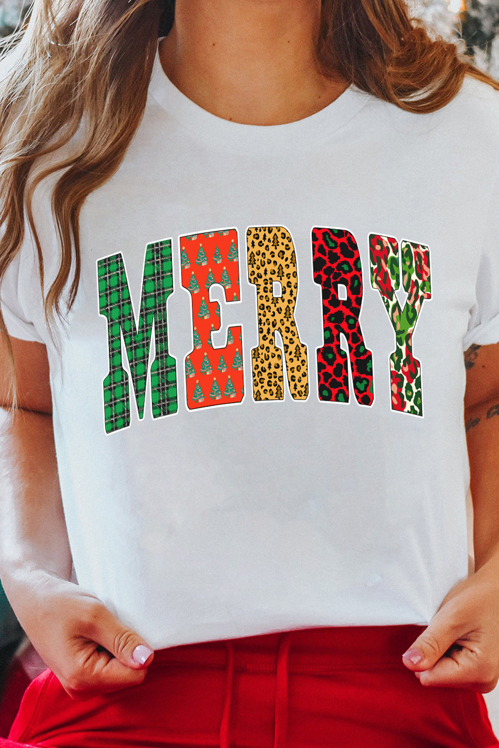 Camiseta gráfica con la letra MERRY, estampado multicolor, a cuadros de leopardo blanco