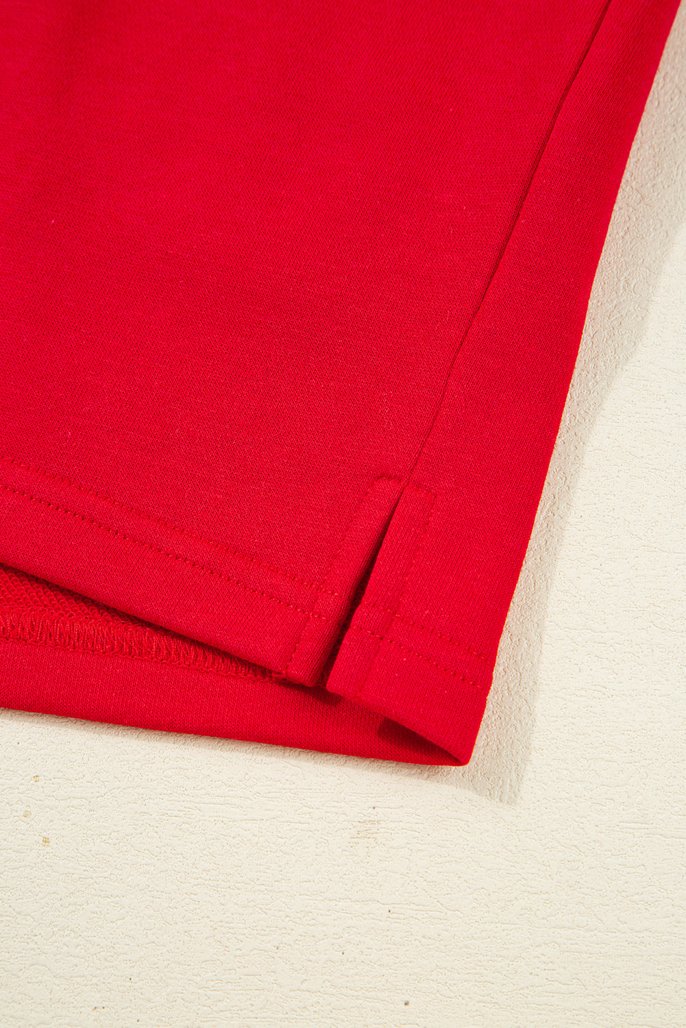 Conjunto de sudadera y pantalones cortos con hombros caídos y mangas a rayas de color rojo intenso de la universidad