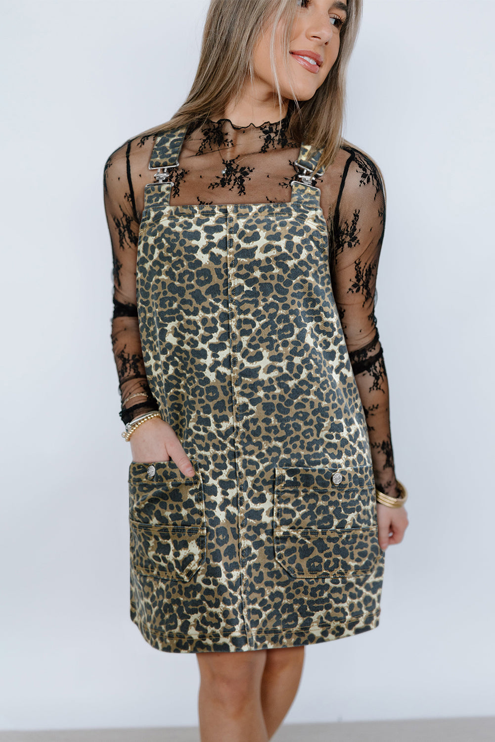 Vestido vaquero holgado con bolsillos y estampado de leopardo gris