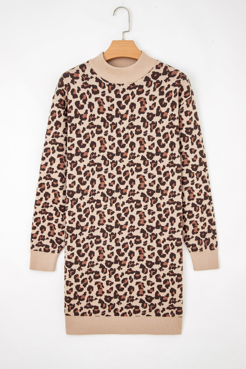 Vestido mini tipo suéter camisero de cuello alto con estampado de leopardo color caqui