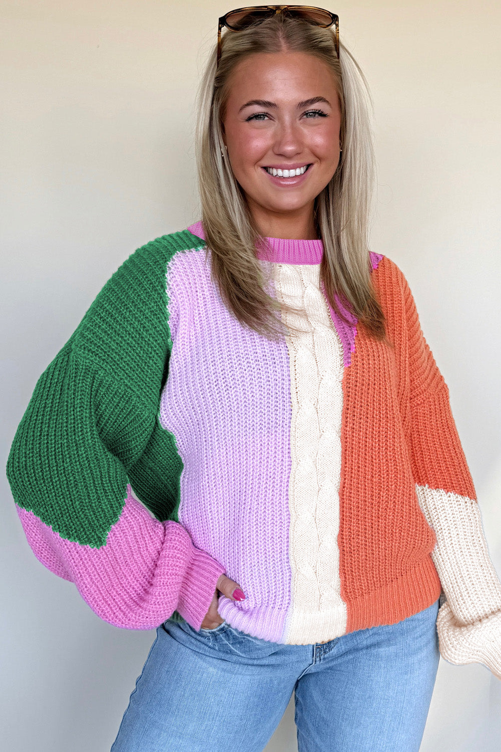 Suéter holgado de punto con hombros caídos y bloques de color dorado del desierto