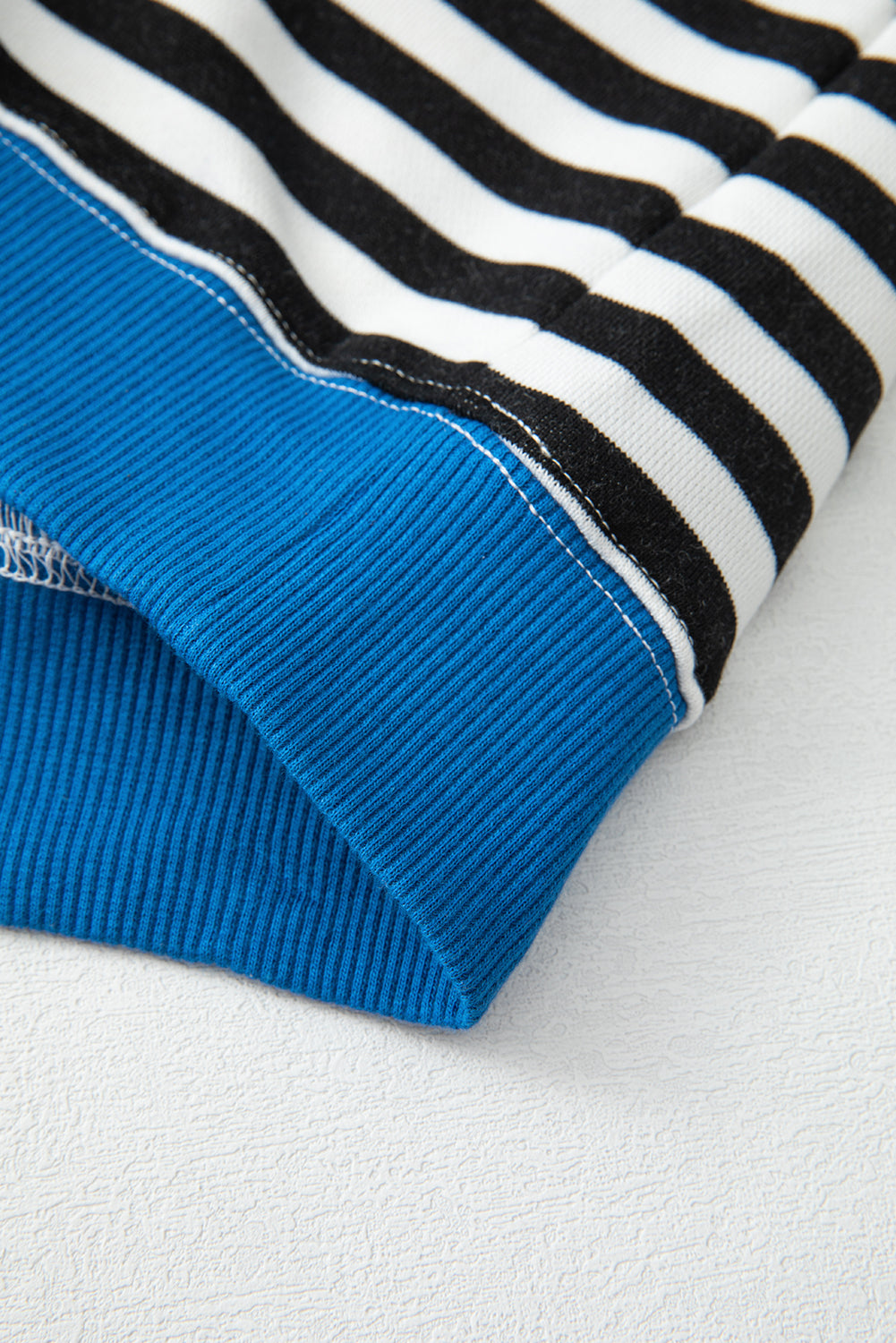 Sweat-shirt à rayures rouges et bordures contrastées à épaules tombantes