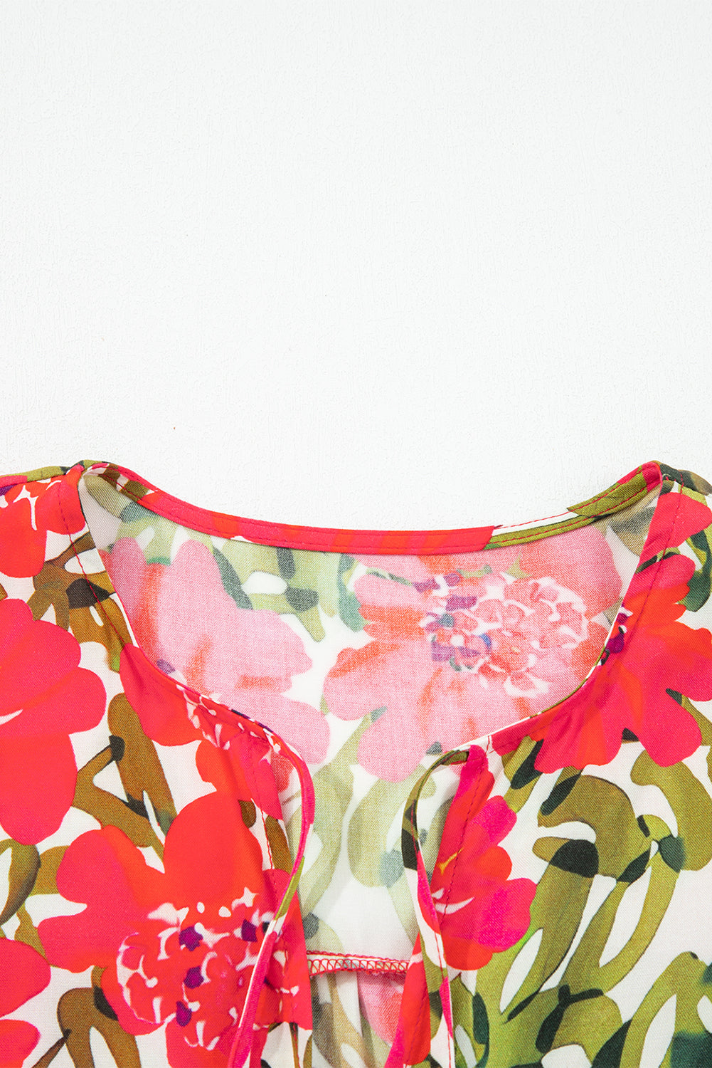 Blusa con cuello en V, mangas con volantes y estampado floral rojo