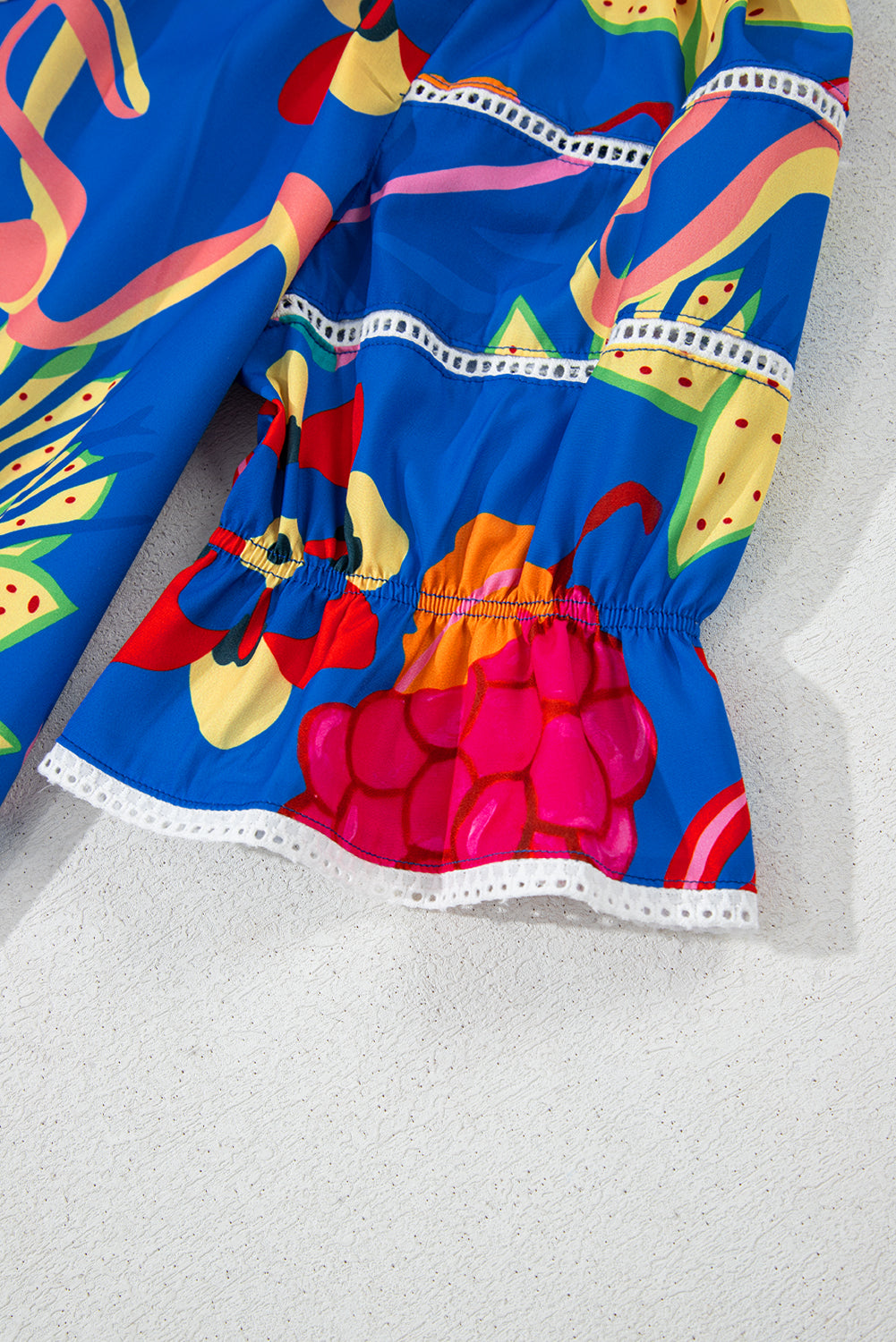 Blusa con escote en V y estampado abstracto con volantes azules