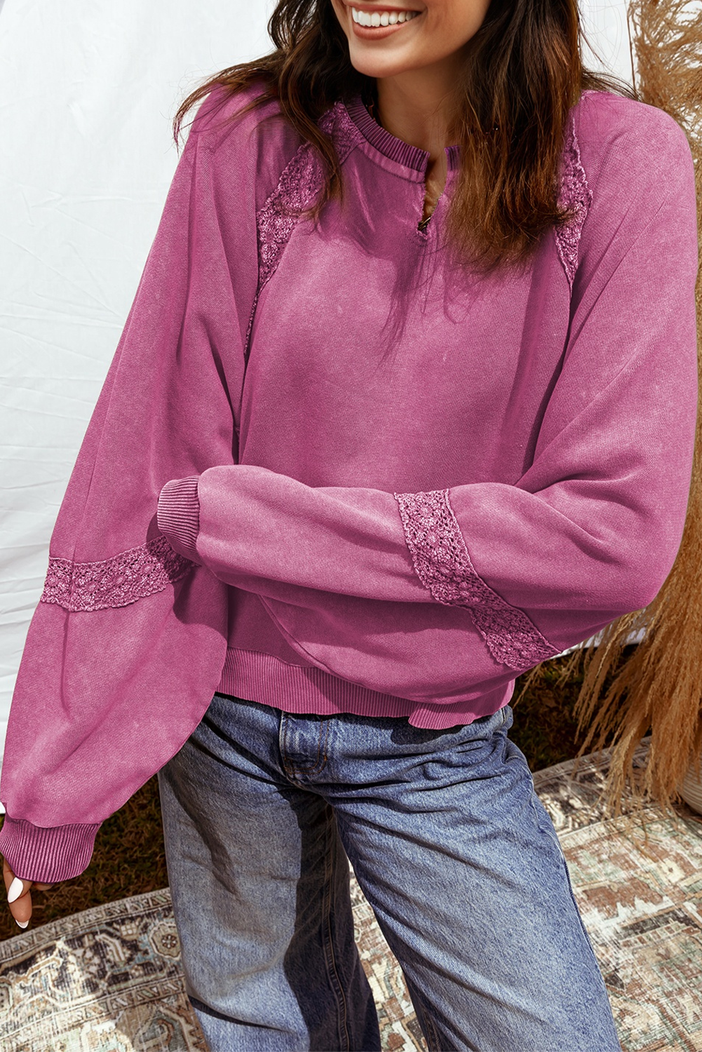 Sudadera holgada con lavado mineral, cuello con muescas y apliques de encaje rojo rosa