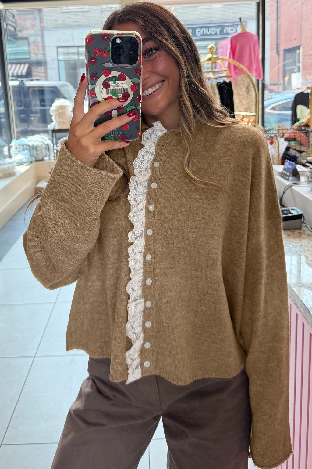 Suéter tipo cárdigan holgado con ribete de encaje y volantes en contraste en color topo simple