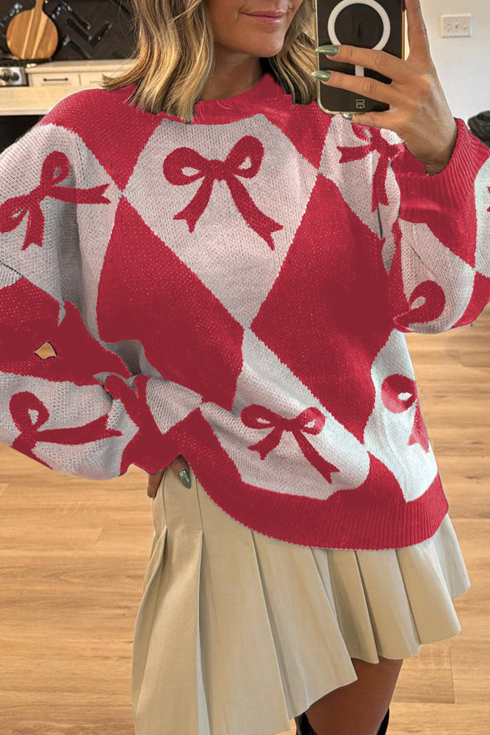 Suéter holgado de punto con rombos bicolor y estampado de lazo rojo