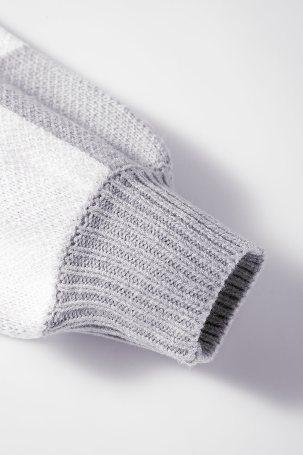 Suéter de cuadros naranja y blanco con costuras expuestas y mangas obispo