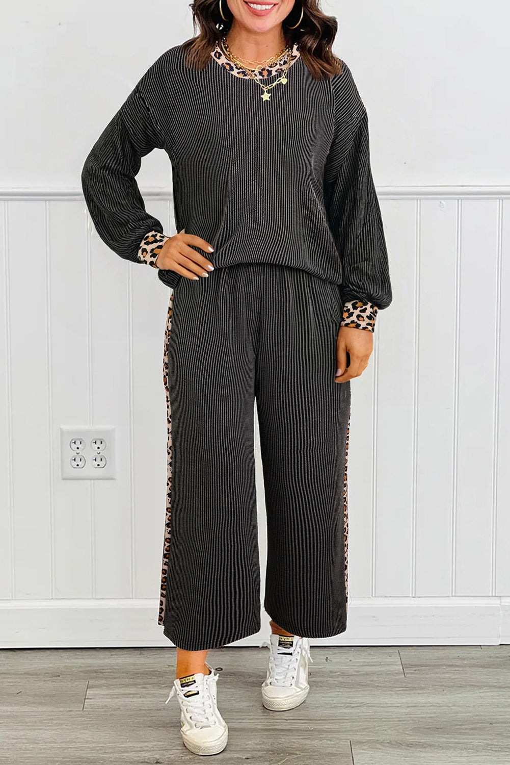 Conjunto de 2 pantalones con detalle de patchwork de leopardo y canalé retorcido en gris carbón