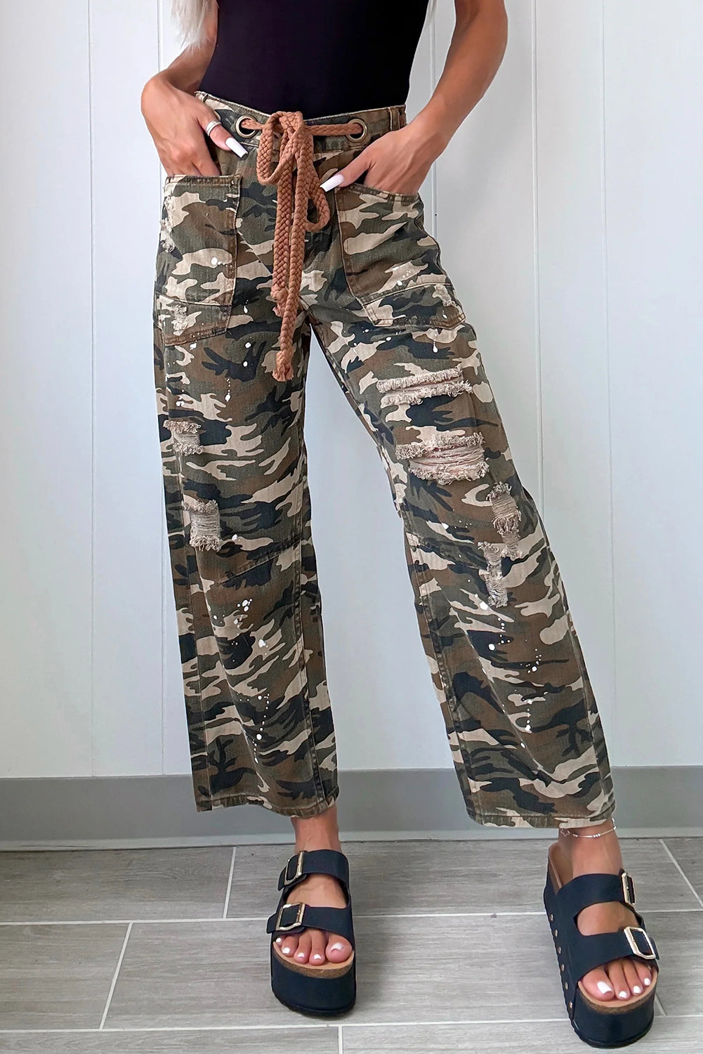 Pantalones vaqueros holgados desgastados con estampado de camuflaje verde