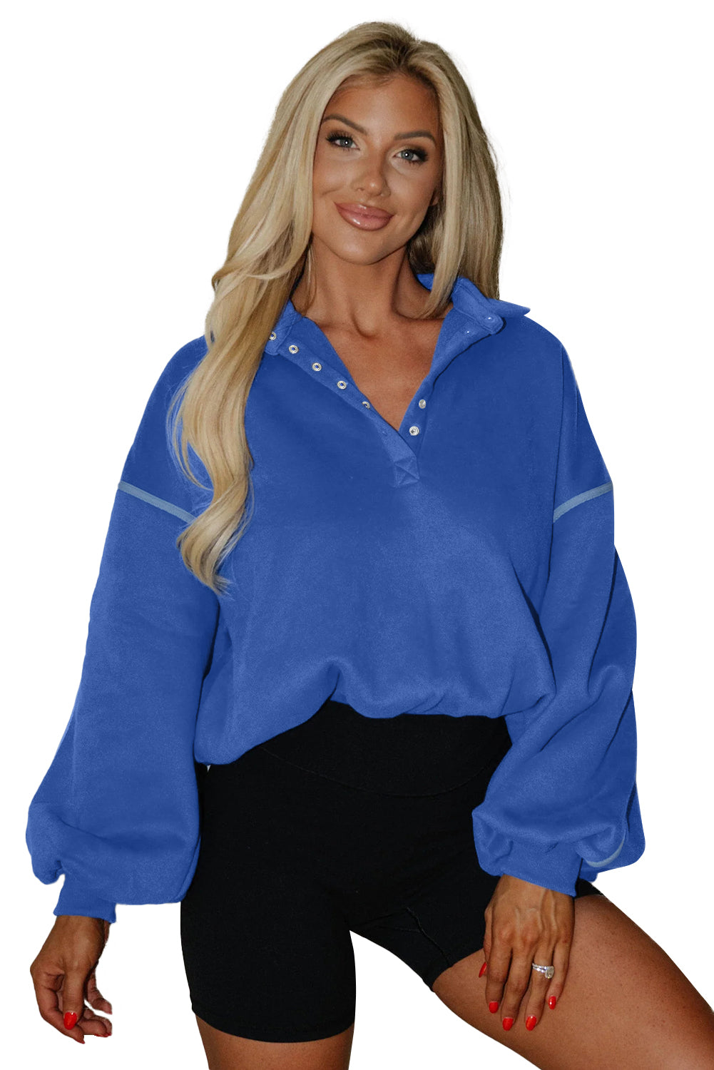 Sudadera elegante azul cielo con botones, cuello y costuras expuestas