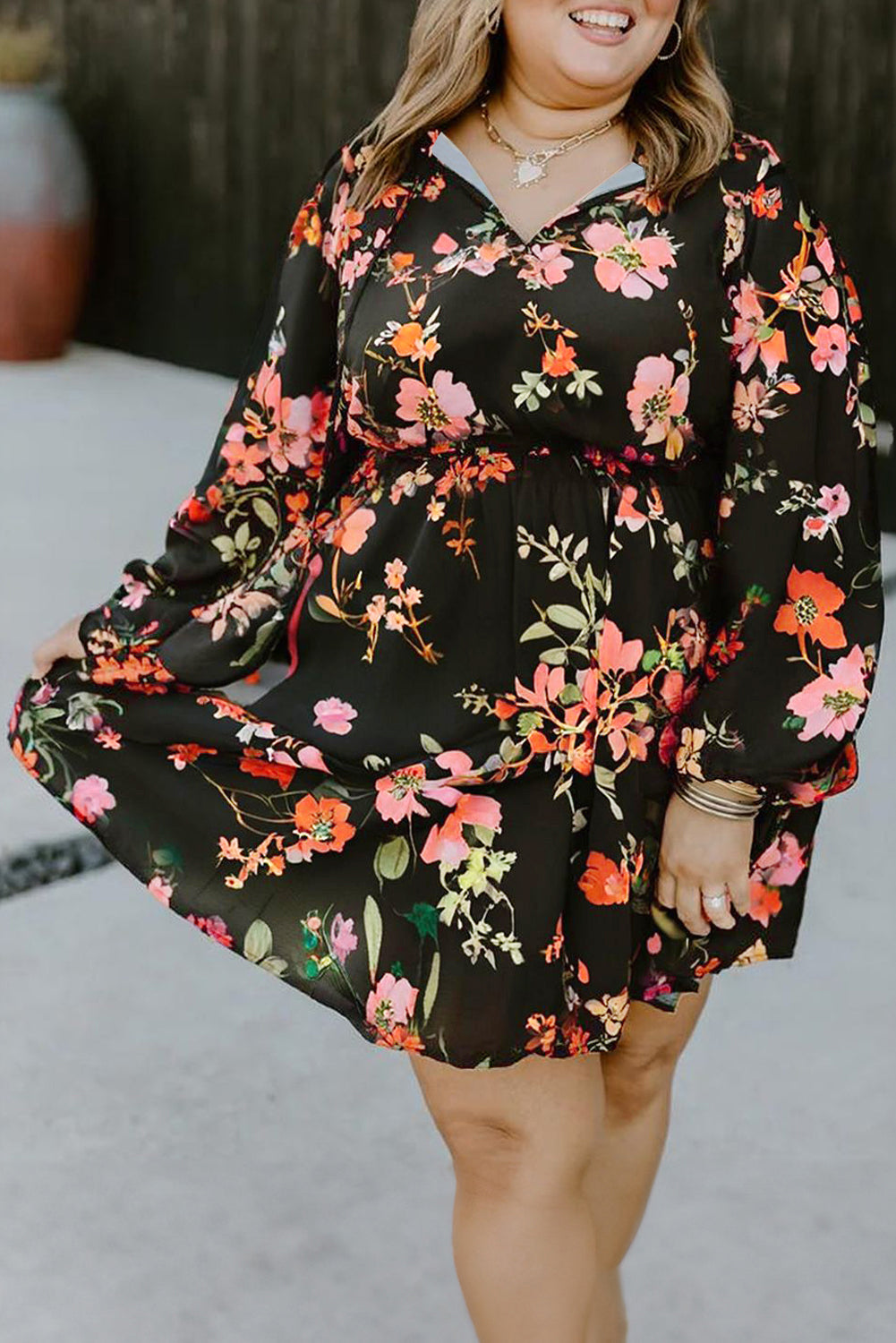 Vestido mini de manga larga con cintura ceñida, cuello anudado y estampado floral, color negro, talla grande