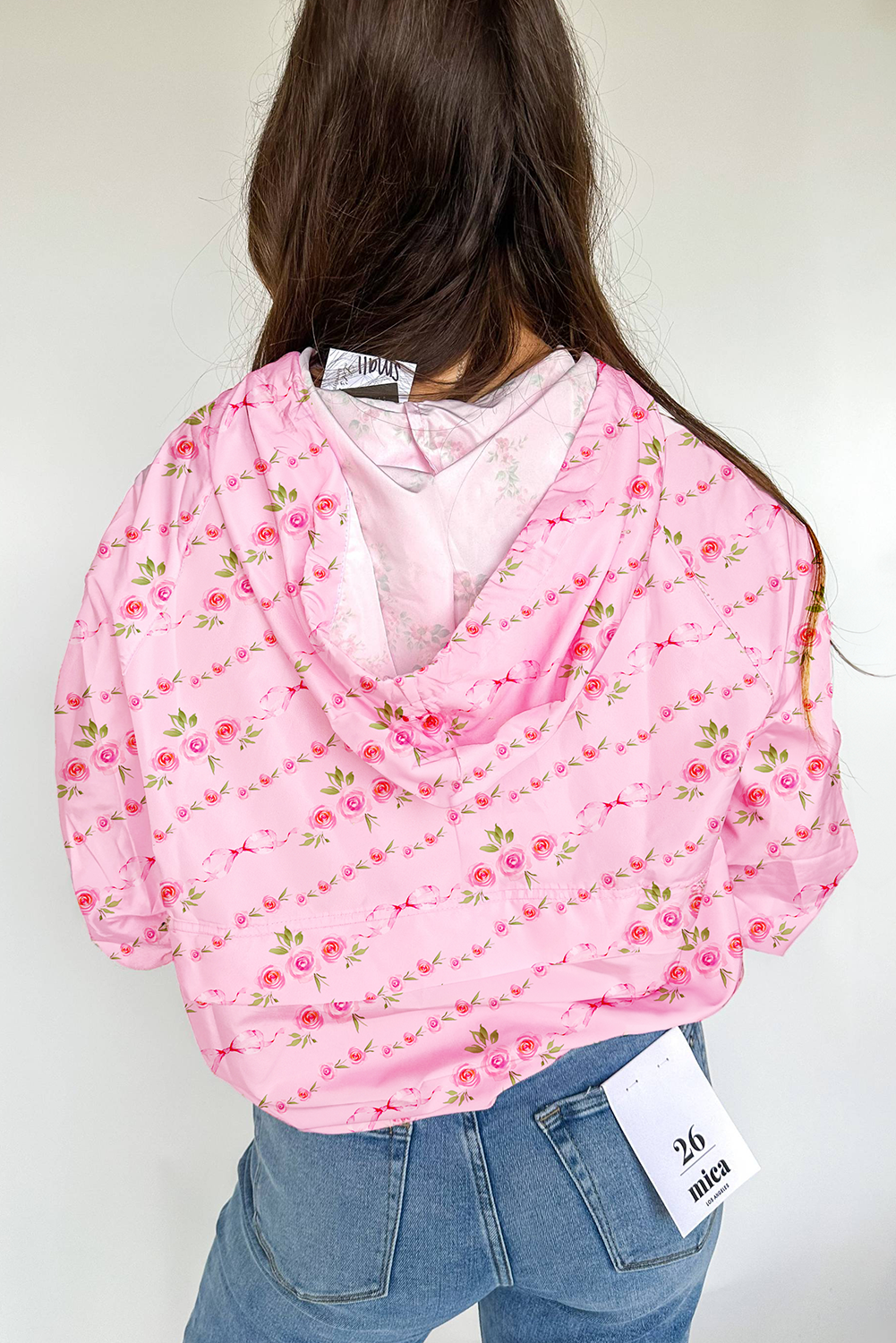 Sudadera con capucha y cordón ajustable con bolsillo tipo canguro y media cremallera con estampado floral rosa