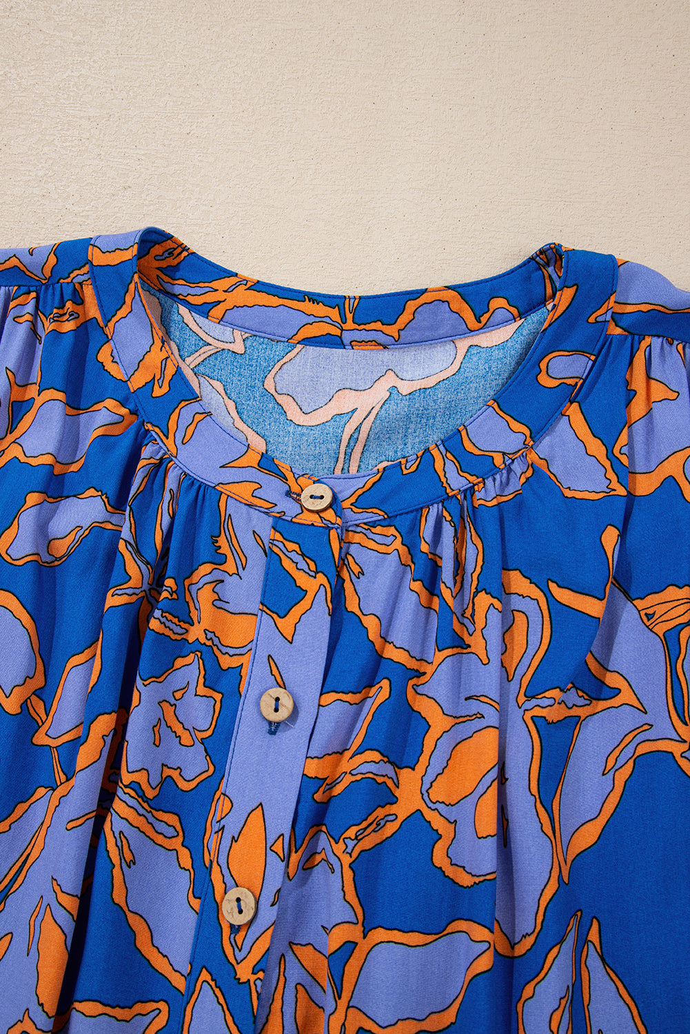 Chemisier ample boutonné à manches chauve-souris et imprimé floral bleu