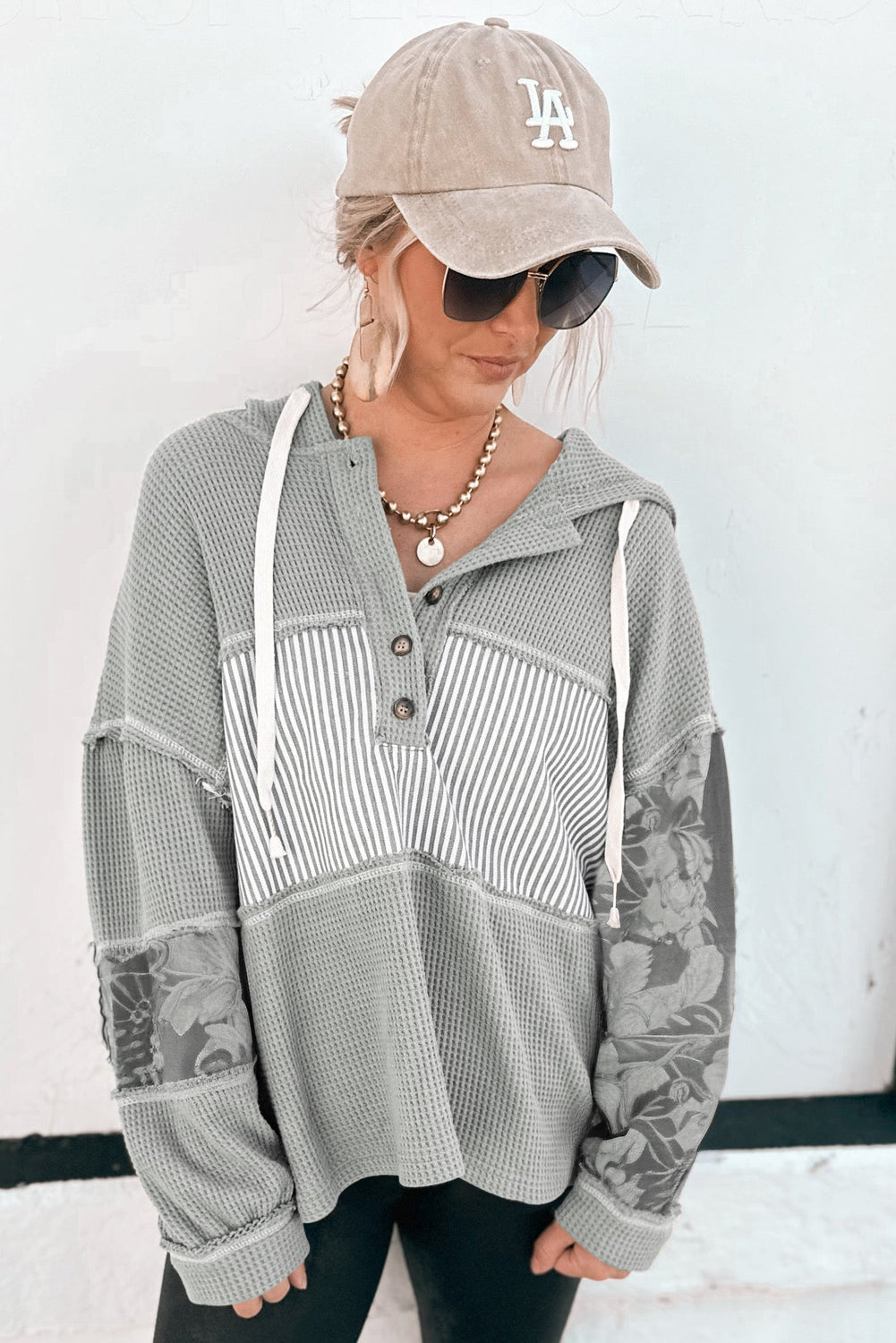 Top de manga larga con capucha y cordón ajustable con diseño de gofre gris