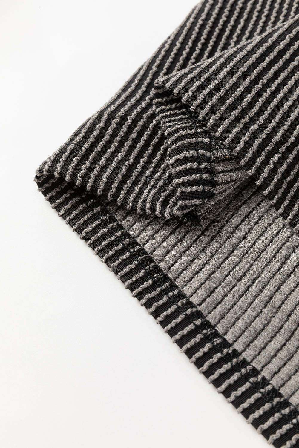 Conjunto de top de manga larga con cordón y pantalones cortos de cintura alta en color castaño