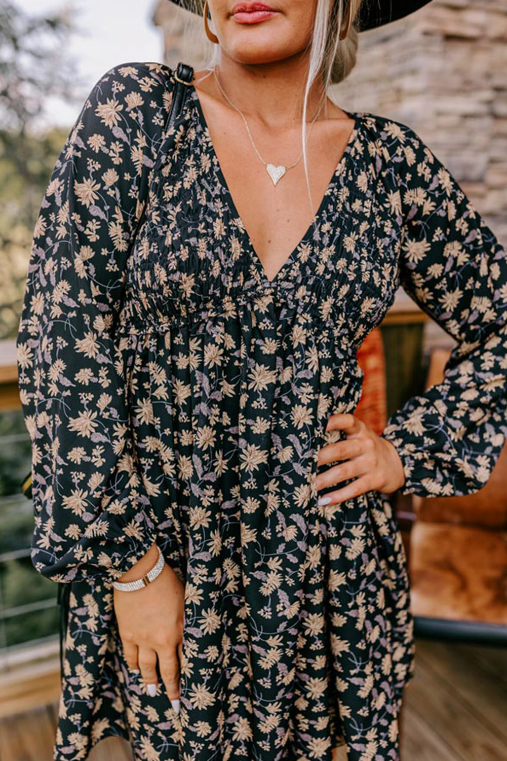 Vestido babydoll negro con cuello en V, mangas abullonadas y estampado floral