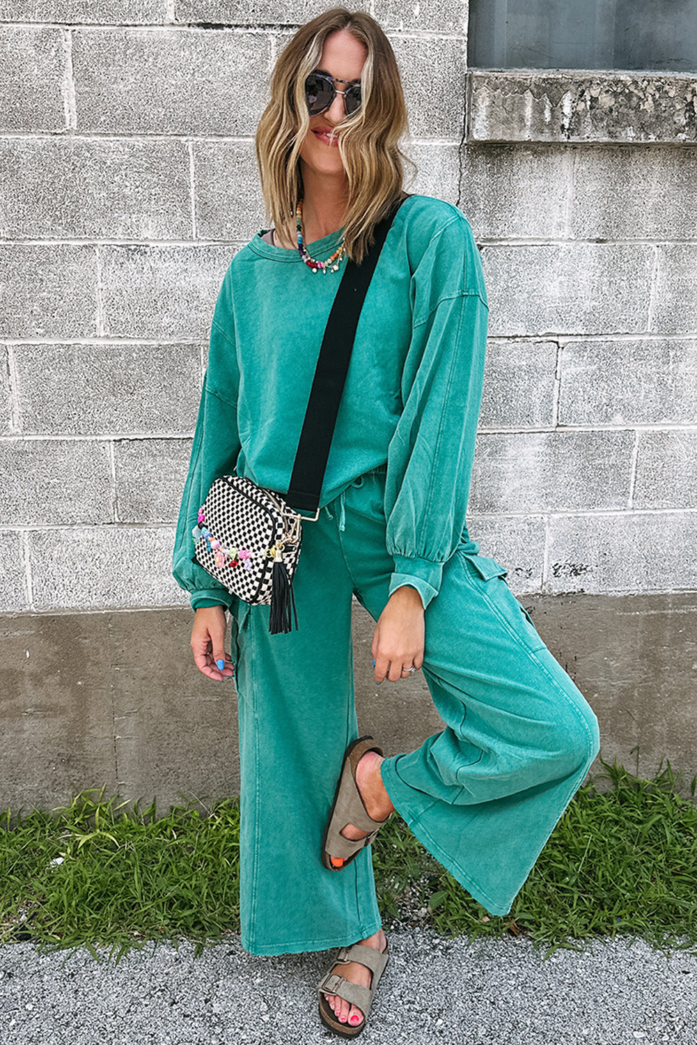 Conjunto de jersey rosa sachet y pantalones cargo de pierna ancha