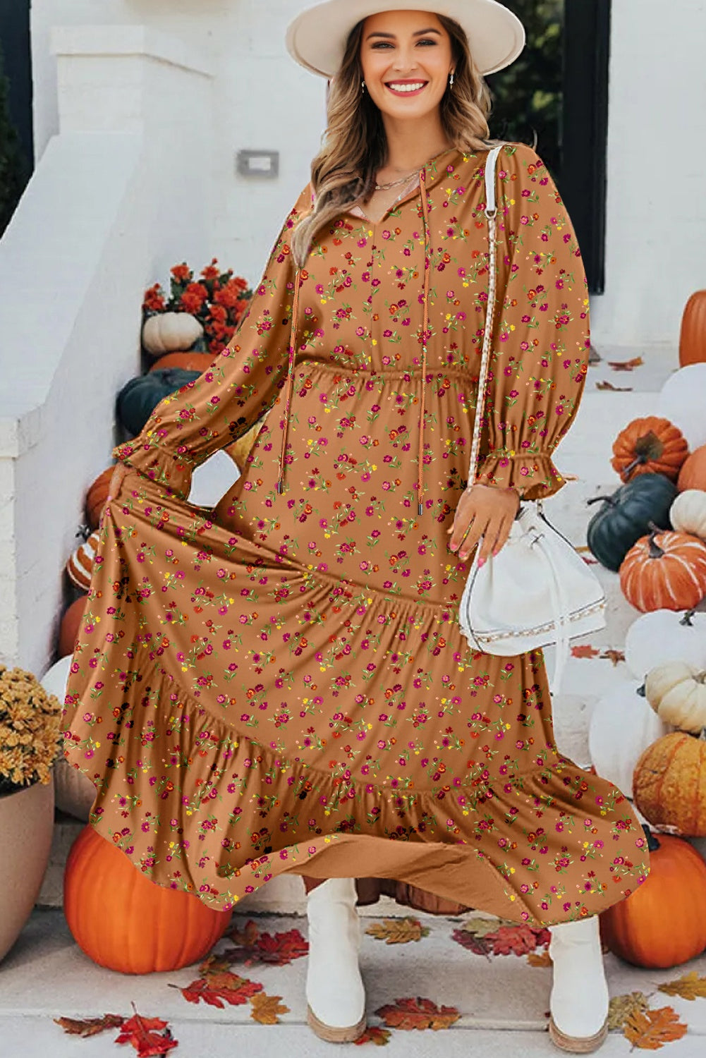 Vestido largo marrón con estampado floral, escote en V dividido, mangas con volantes y capas, talla grande