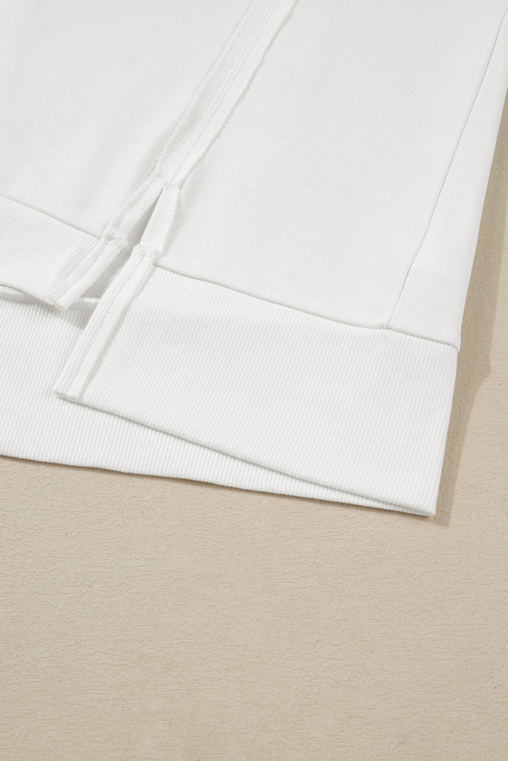 Sweat-shirt blanc grande taille à coutures apparentes et manches patchwork florales à pois contrastés