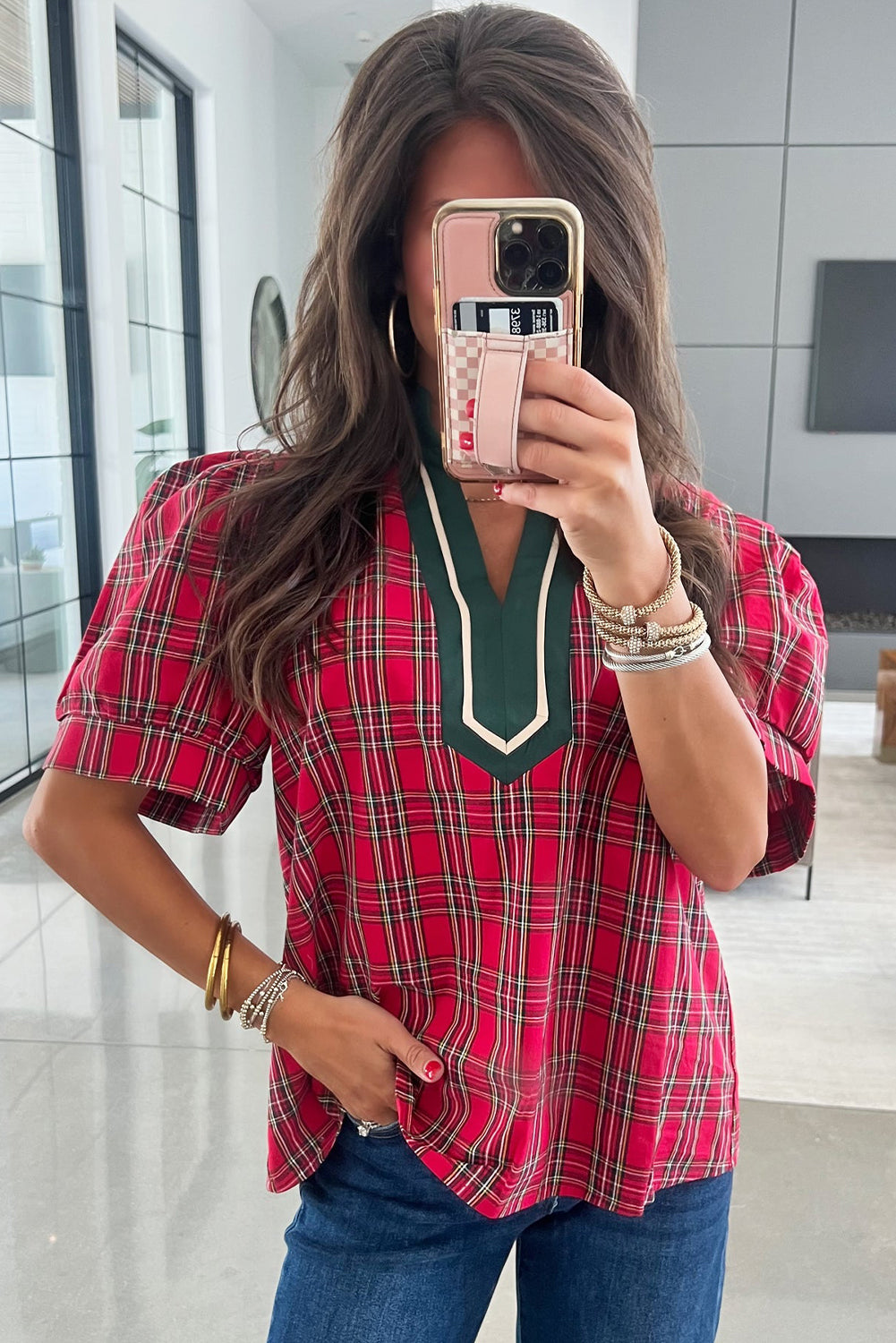 Blusa de manga corta con cuello en V, ribete en contraste y estampado de cuadros rojos