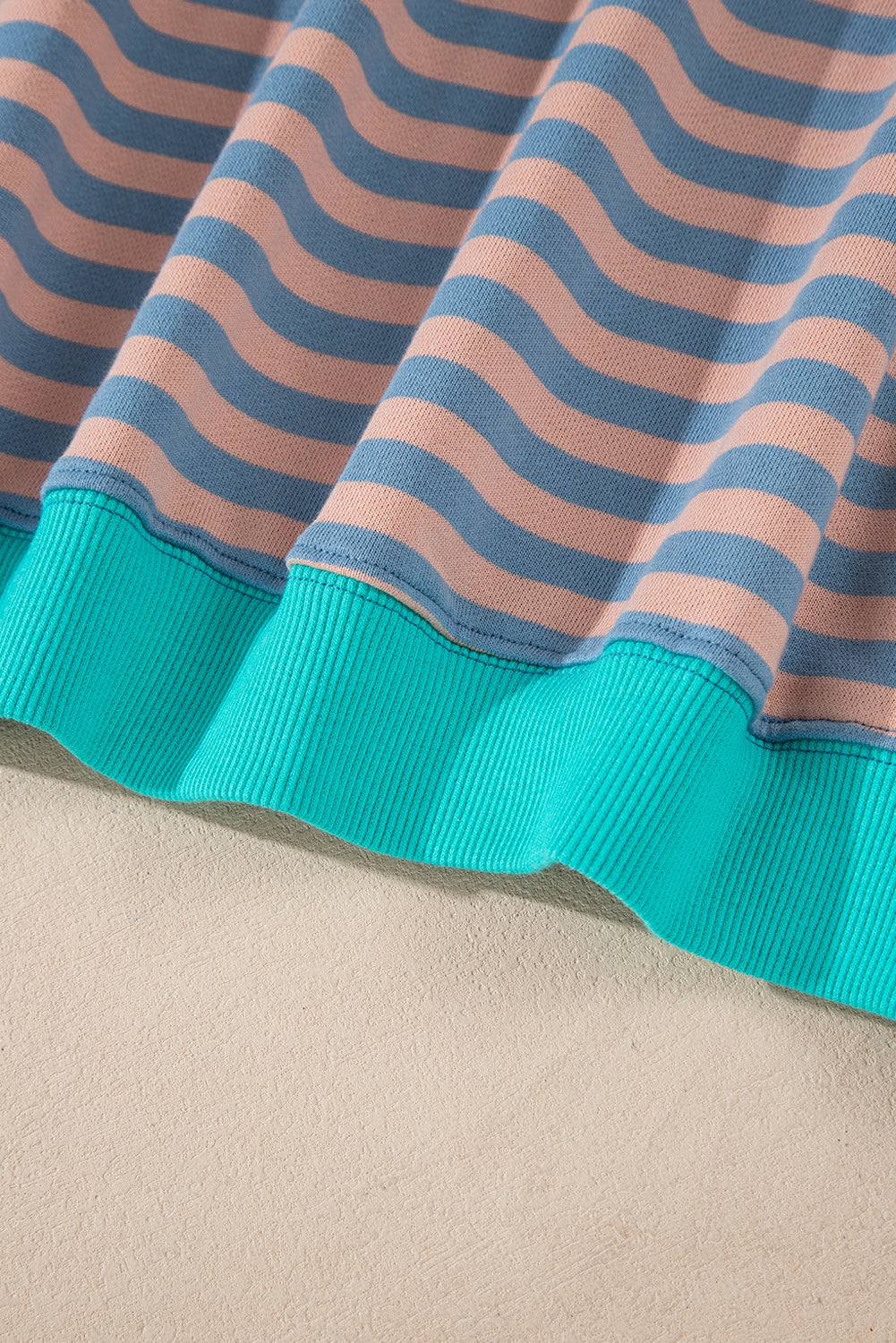 Sweat-shirt à rayures rouges et bordures contrastées à épaules tombantes