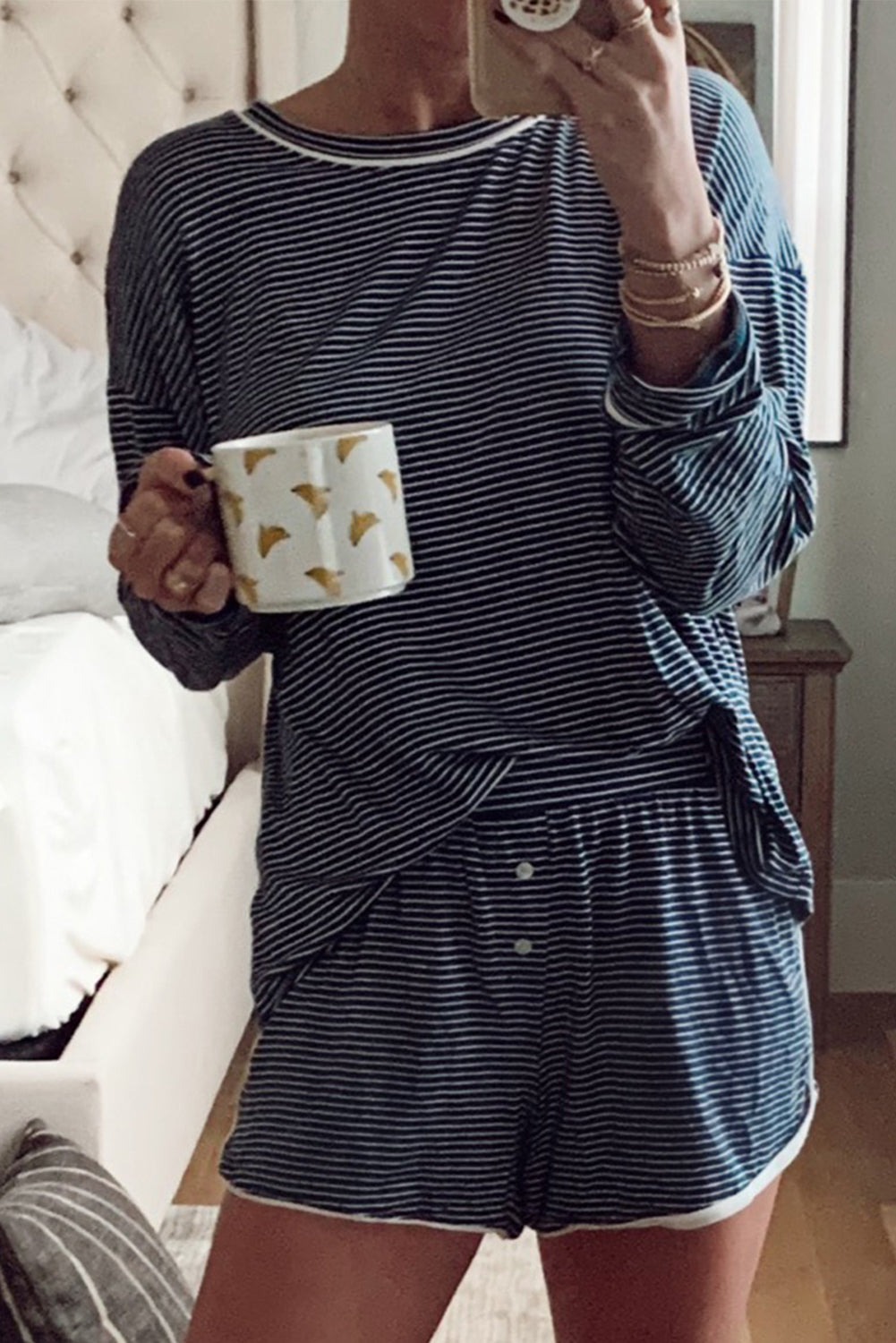 Conjunto de 2 piezas de camiseta de manga larga con cuello redondo, hombros caídos y pantalones cortos abotonados con rayas azules