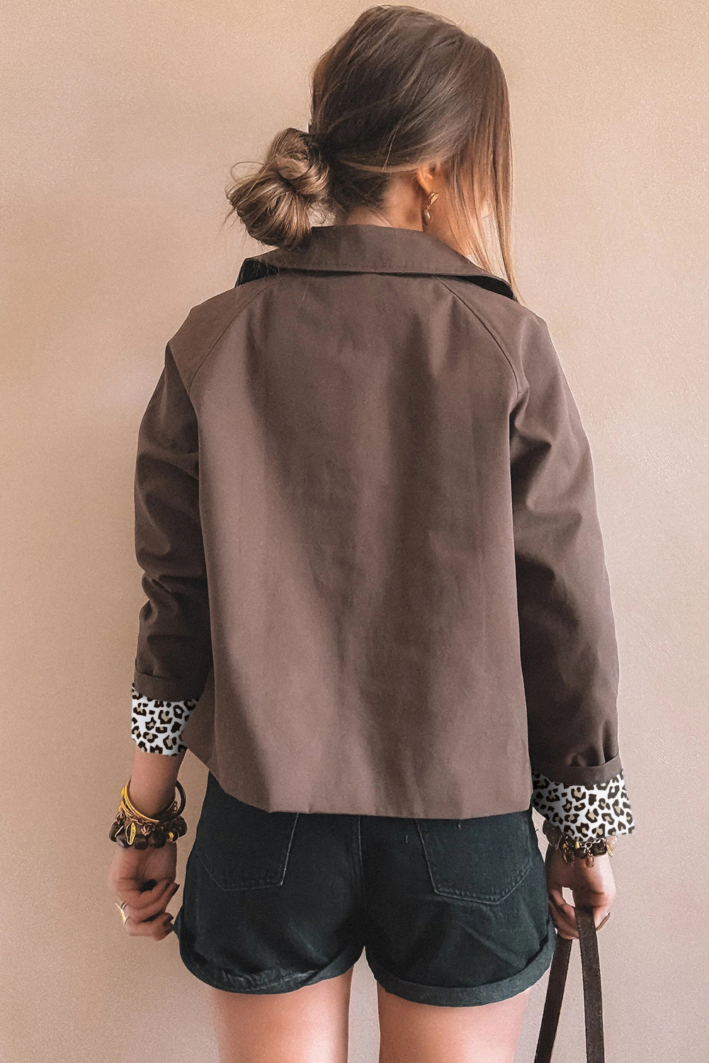 Veste chic à col boutonné marron foncé, doublure léopard patchwork et col en patchwork