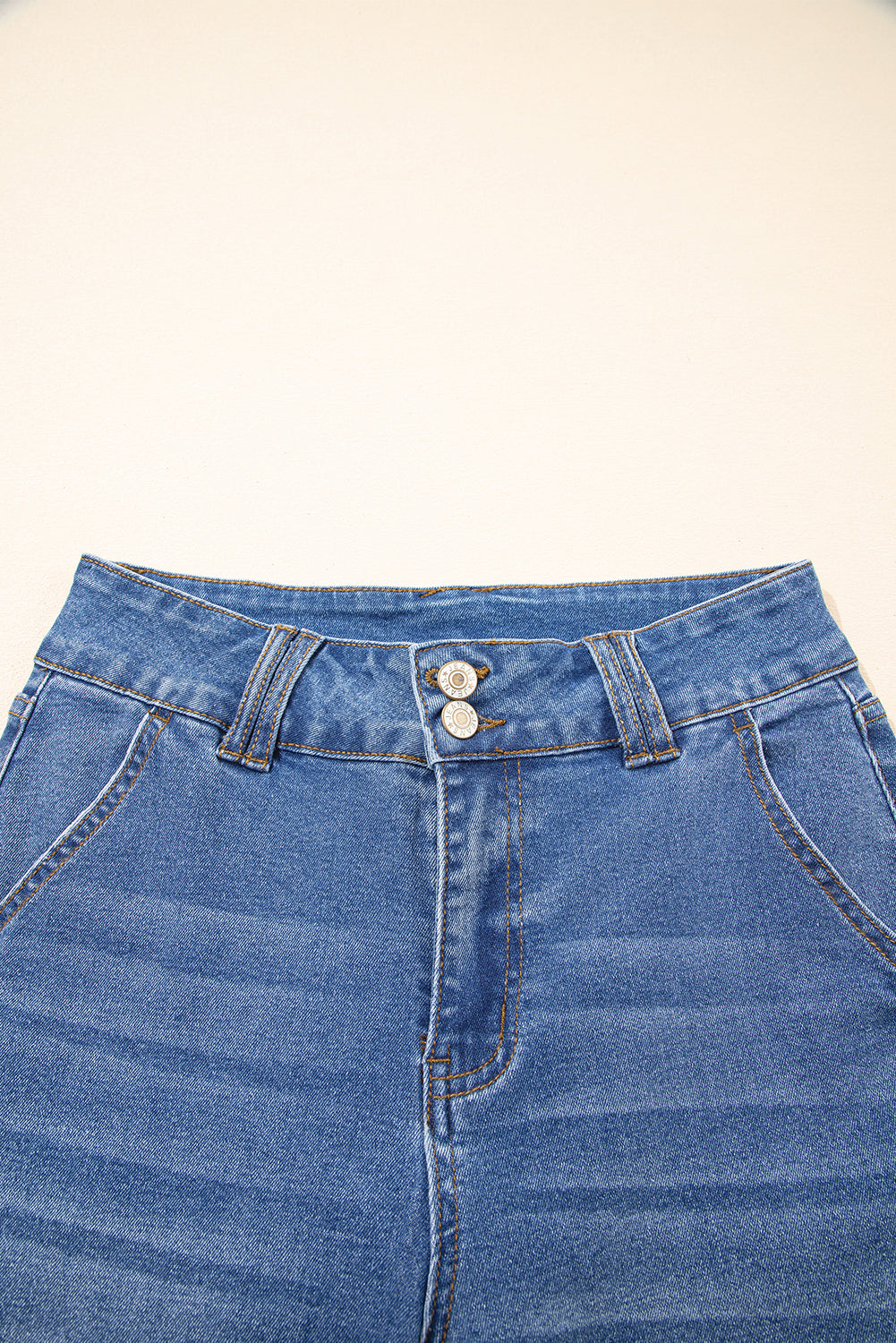 Jean bleu ciel à double bouton et fermeture éclair, coupe droite