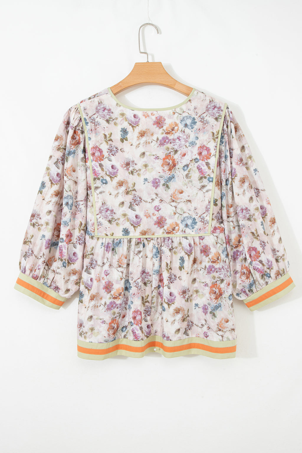 Blouse babydoll noire grande taille à imprimé floral, bordures contrastées et rayures.