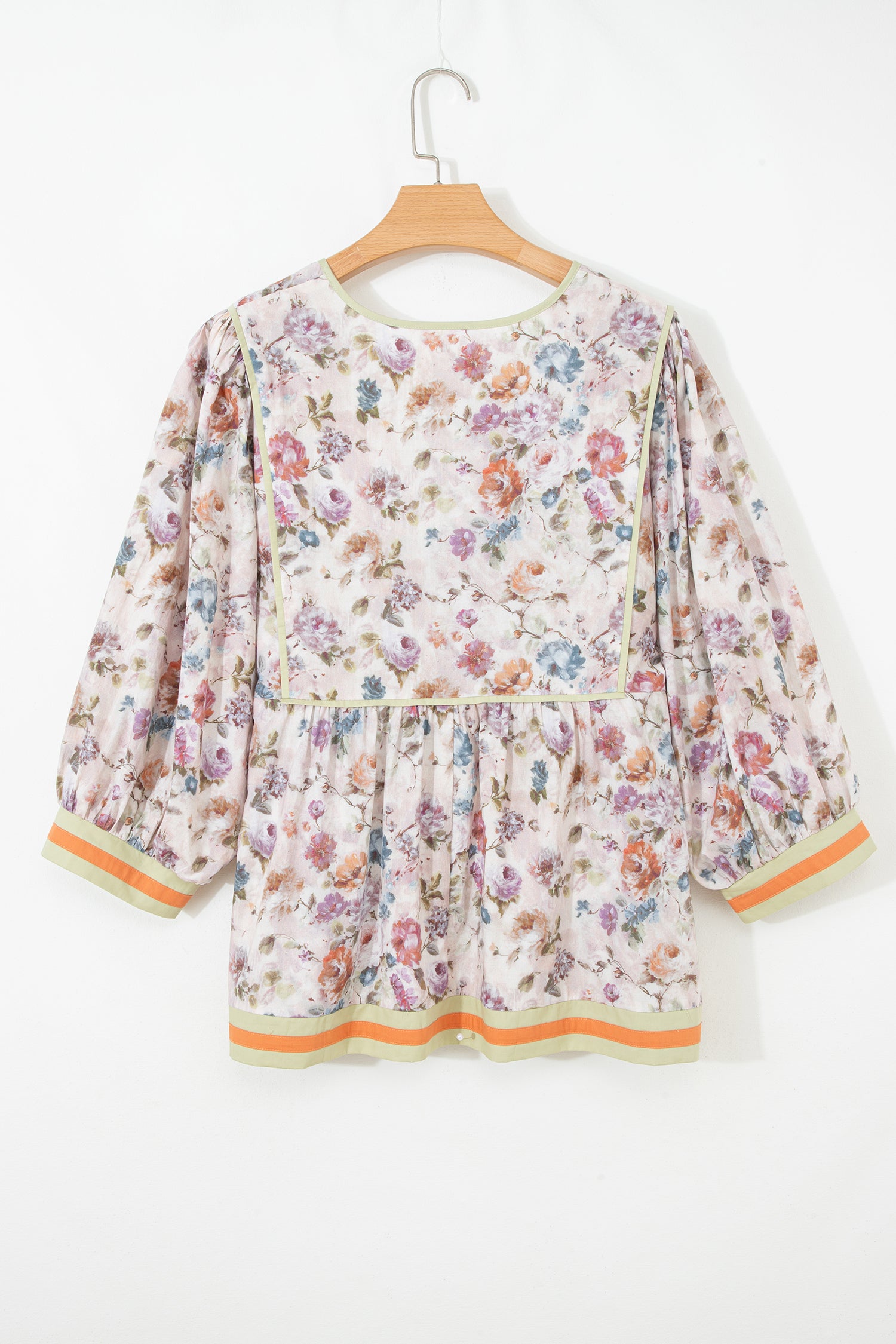 Blouse babydoll noire grande taille à imprimé floral, bordures contrastées et rayures.