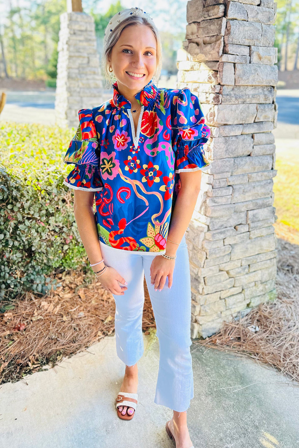 Blusa con escote en V y estampado abstracto con volantes azules