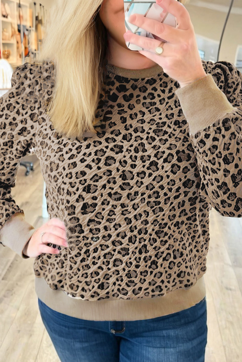 Top de manga larga con ribete acanalado y textura de leopardo en color caqui, talla grande
