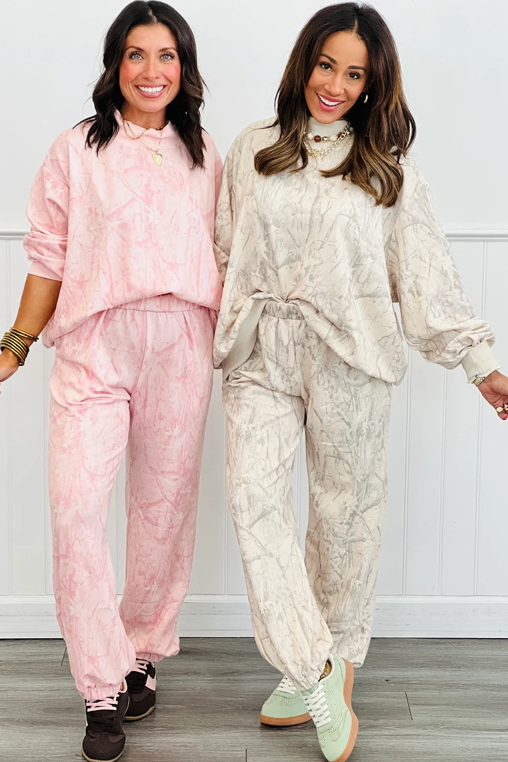 Conjunto de pantalones deportivos con estampado de camuflaje caqui