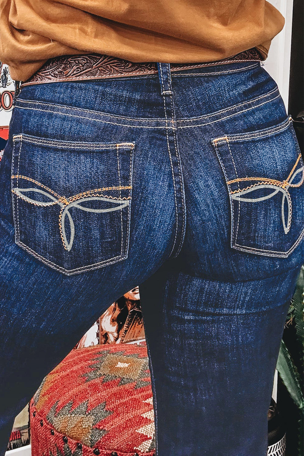 Jean bootcut à poches plaquées et surpiqûres bleu voile