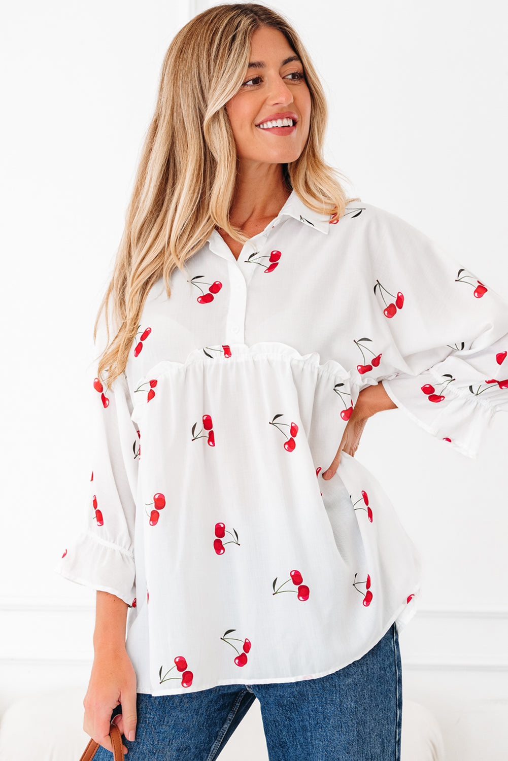 Blusa babydoll con cuello y mangas con volantes y estampado de cerezas blancas